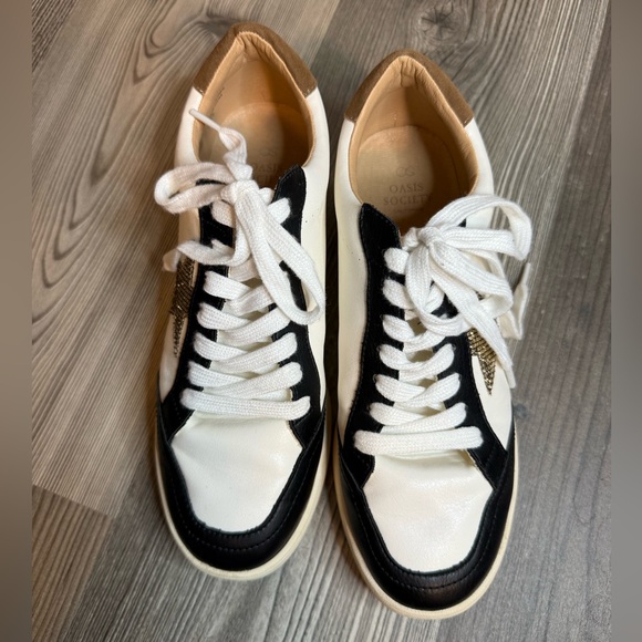 Oasis Society Women’s Mirror on Main Sneaker - Picture 2 of 4